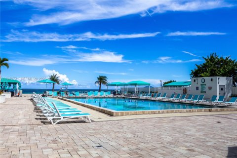 Condo in Hollywood, Florida, 2 bedrooms  № 2002914 - photo 16