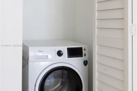 Condo in Hollywood, Florida, 2 bedrooms  № 2002914 - photo 3