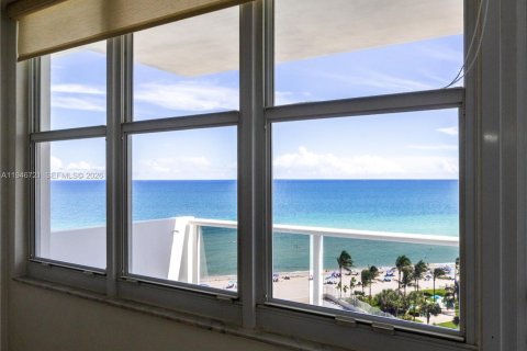 Condo in Hollywood, Florida, 2 bedrooms  № 2002914 - photo 9