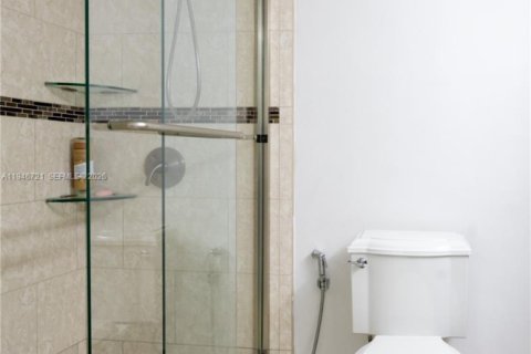 Condo in Hollywood, Florida, 2 bedrooms  № 2002914 - photo 8