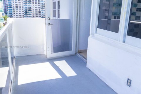 Condo in Hollywood, Florida, 2 bedrooms  № 2002914 - photo 5