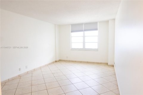 Condo in Hollywood, Florida, 2 bedrooms  № 2002914 - photo 12