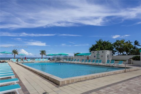 Condo in Hollywood, Florida, 2 bedrooms  № 2002914 - photo 20