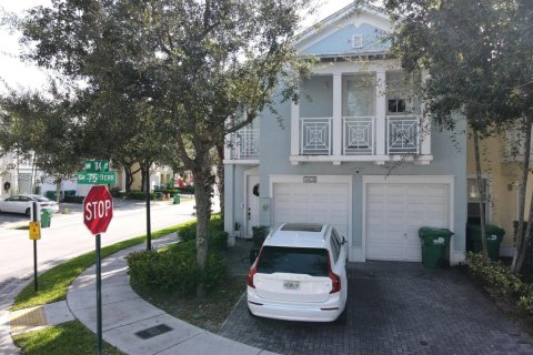 Townhouse in Doral, Florida 4 bedrooms, 204.11 sq.m. № 2003591 - photo 2