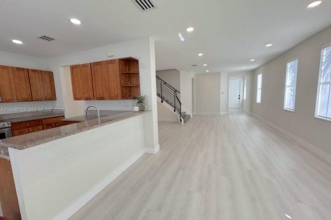 Townhouse in Doral, Florida 4 bedrooms, 204.11 sq.m. № 2003591 - photo 30