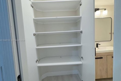 Townhouse in Doral, Florida 4 bedrooms, 204.11 sq.m. № 2003591 - photo 20