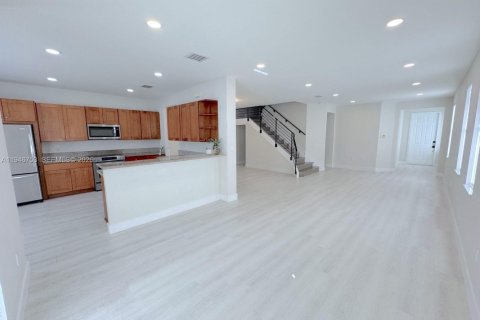 Townhouse in Doral, Florida 4 bedrooms, 204.11 sq.m. № 2003591 - photo 16