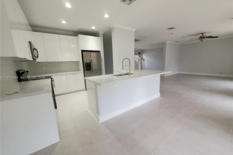 House in Weston, Florida 4 bedrooms, 208.1 sq.m. № 2043116 - photo 8