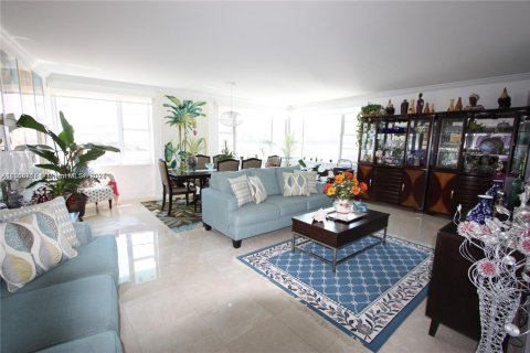 Condominio en venta en Miami Beach, Florida, 2 dormitorios, 144.93 m2 № 1934006 - foto 2