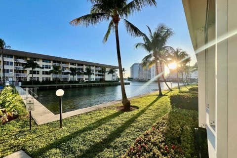 Condo in Hallandale Beach, Florida, 2 bedrooms  № 2378470 - photo 12