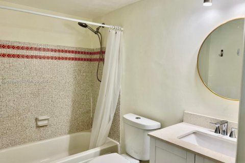 Condo in Hallandale Beach, Florida, 2 bedrooms  № 2378470 - photo 8