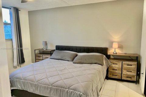Condo in Hallandale Beach, Florida, 2 bedrooms  № 2378470 - photo 5