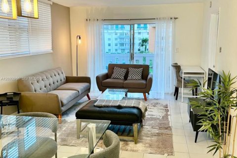 Condo in Hallandale Beach, Florida, 2 bedrooms  № 2378470 - photo 4