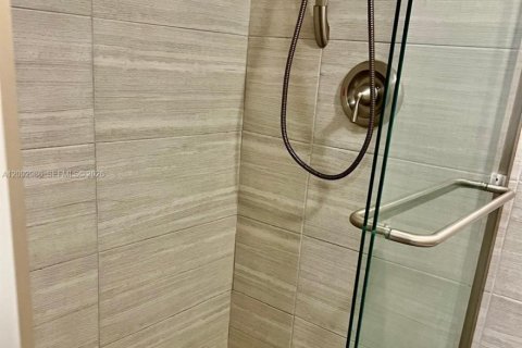 Condo in Hallandale Beach, Florida, 2 bedrooms  № 2378470 - photo 6