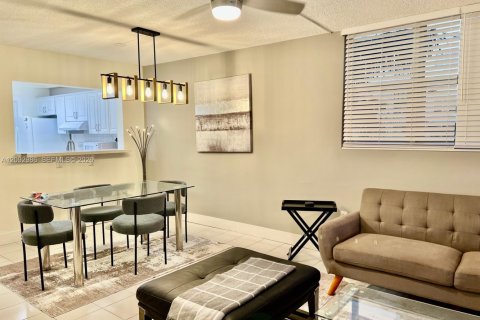 Condo in Hallandale Beach, Florida, 2 bedrooms  № 2378470 - photo 3