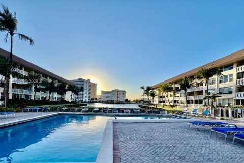 Condo in Hallandale Beach, Florida, 2 bedrooms  № 2378470 - photo 2