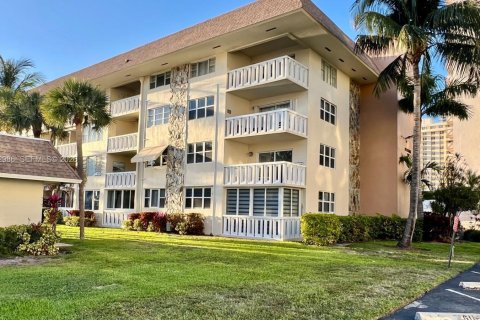 Condo in Hallandale Beach, Florida, 2 bedrooms  № 2378470 - photo 15