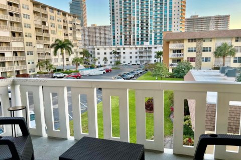 Condo in Hallandale Beach, Florida, 2 bedrooms  № 2378470 - photo 11