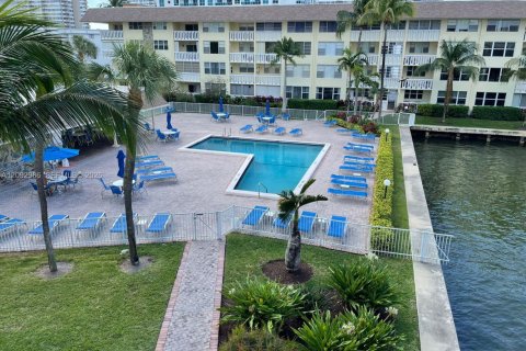 Condo in Hallandale Beach, Florida, 2 bedrooms  № 2378470 - photo 13