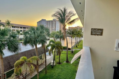 Condo in Hallandale Beach, Florida, 2 bedrooms  № 2378470