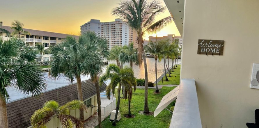 Condo in Hallandale Beach, Florida, 2 bedrooms  № 2378470