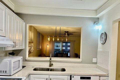 Condo in Hallandale Beach, Florida, 2 bedrooms  № 2378470 - photo 10