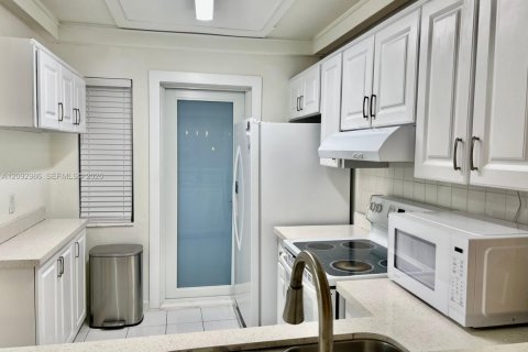 Condo in Hallandale Beach, Florida, 2 bedrooms  № 2378470 - photo 9