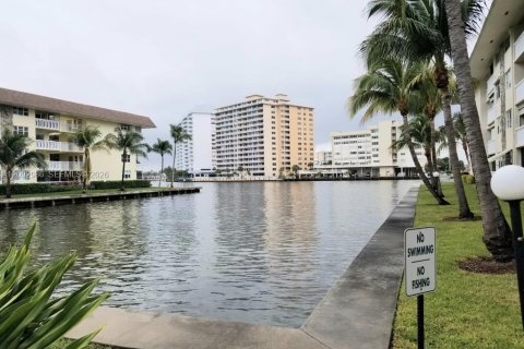 Condo in Hallandale Beach, Florida, 2 bedrooms  № 2378470 - photo 16