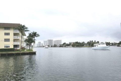Condo in Hallandale Beach, Florida, 2 bedrooms  № 2378470 - photo 17
