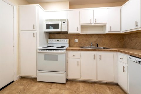 Condo in Lauderhill, Florida, 2 bedrooms № 2181064