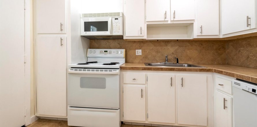 Condo in Lauderhill, Florida, 2 bedrooms № 2181064