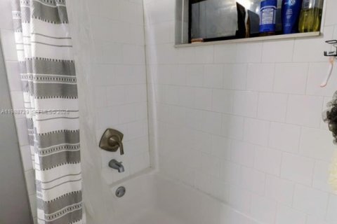 Casa en alquiler en Oakland Park, Florida, 2 dormitorios, 79.52 m2 № 2051025 - foto 10