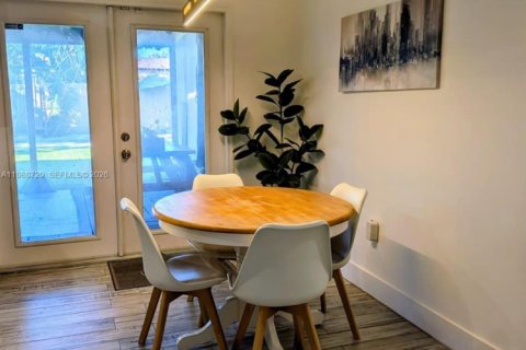 Casa en alquiler en Oakland Park, Florida, 2 dormitorios, 79.52 m2 № 2051025 - foto 14