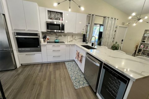 Townhouse in Miami, Florida 3 bedrooms, 115.2 sq.m. № 1839428 - photo 10