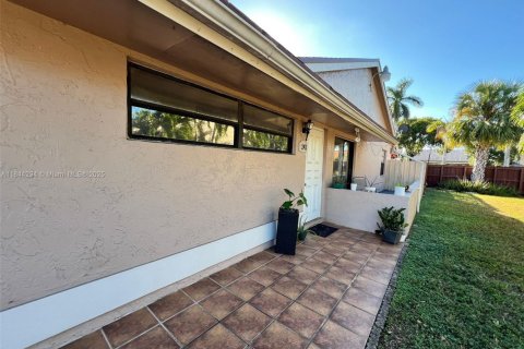 Townhouse in Miami, Florida 3 bedrooms, 115.2 sq.m. № 1839428 - photo 1