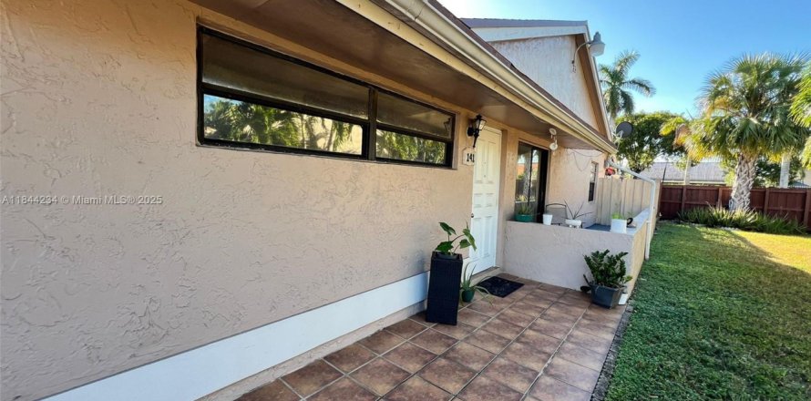 Townhouse in Miami, Florida 3 bedrooms, 115.2 sq.m. № 1839428