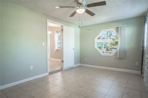 House in New Port Richey, Florida 3 bedrooms, 92.16 sq.m. № 1539993 - photo 15