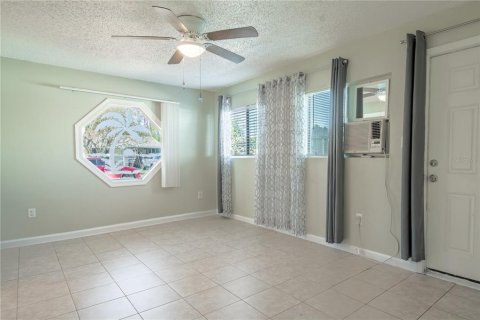 House in New Port Richey, Florida 3 bedrooms, 92.16 sq.m. № 1539993 - photo 16