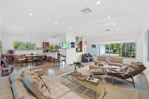 Casa en alquiler en Bay Harbor Islands, Florida, 4 dormitorios, 232.26 m2 № 1991406 - foto 1