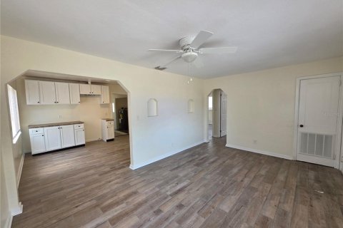 House in Saint Petersburg, Florida 3 bedrooms, 89 sq.m. № 1666821 - photo 13