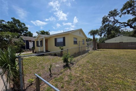 House in Saint Petersburg, Florida 3 bedrooms, 89 sq.m. № 1666821 - photo 2