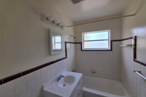 House in Saint Petersburg, Florida 3 bedrooms, 89 sq.m. № 1666821 - photo 16