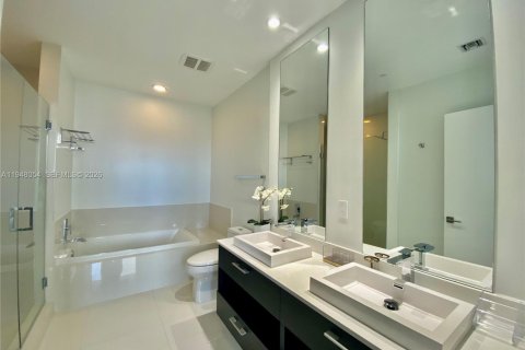 Condominio en alquiler en Miami, Florida, 3 dormitorios, 119.84 m2 № 2010327 - foto 13