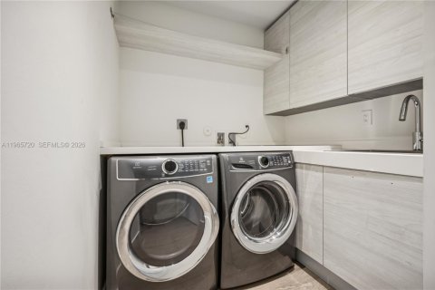 House in Miami Beach, Florida 5 bedrooms, 524.15 sq.m. № 2028941 - photo 12