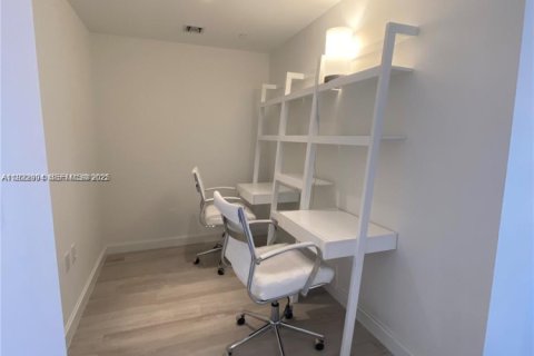 Condo in Miami, Florida, 2 bedrooms  № 2186244 - photo 17