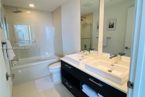 Condo in Miami, Florida, 2 bedrooms  № 2186244 - photo 18