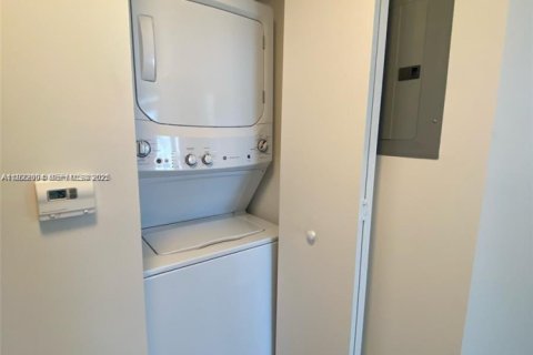 Condo in Miami, Florida, 2 bedrooms  № 2186244 - photo 19