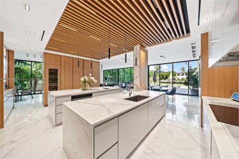 House in Miami Beach, Florida 6 bedrooms, 523.32 sq.m. № 1930450 - photo 13