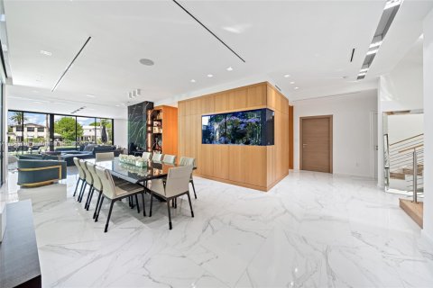 House in Miami Beach, Florida 6 bedrooms, 523.32 sq.m. № 1930450 - photo 22