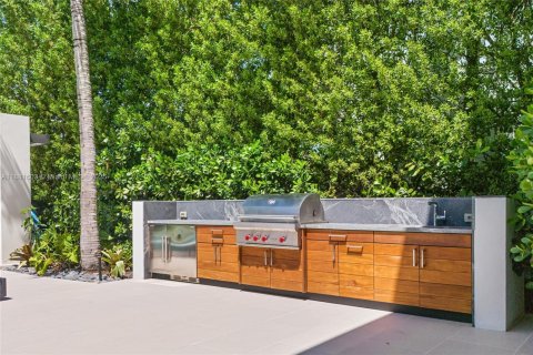 House in Miami Beach, Florida 6 bedrooms, 523.32 sq.m. № 1930450 - photo 8